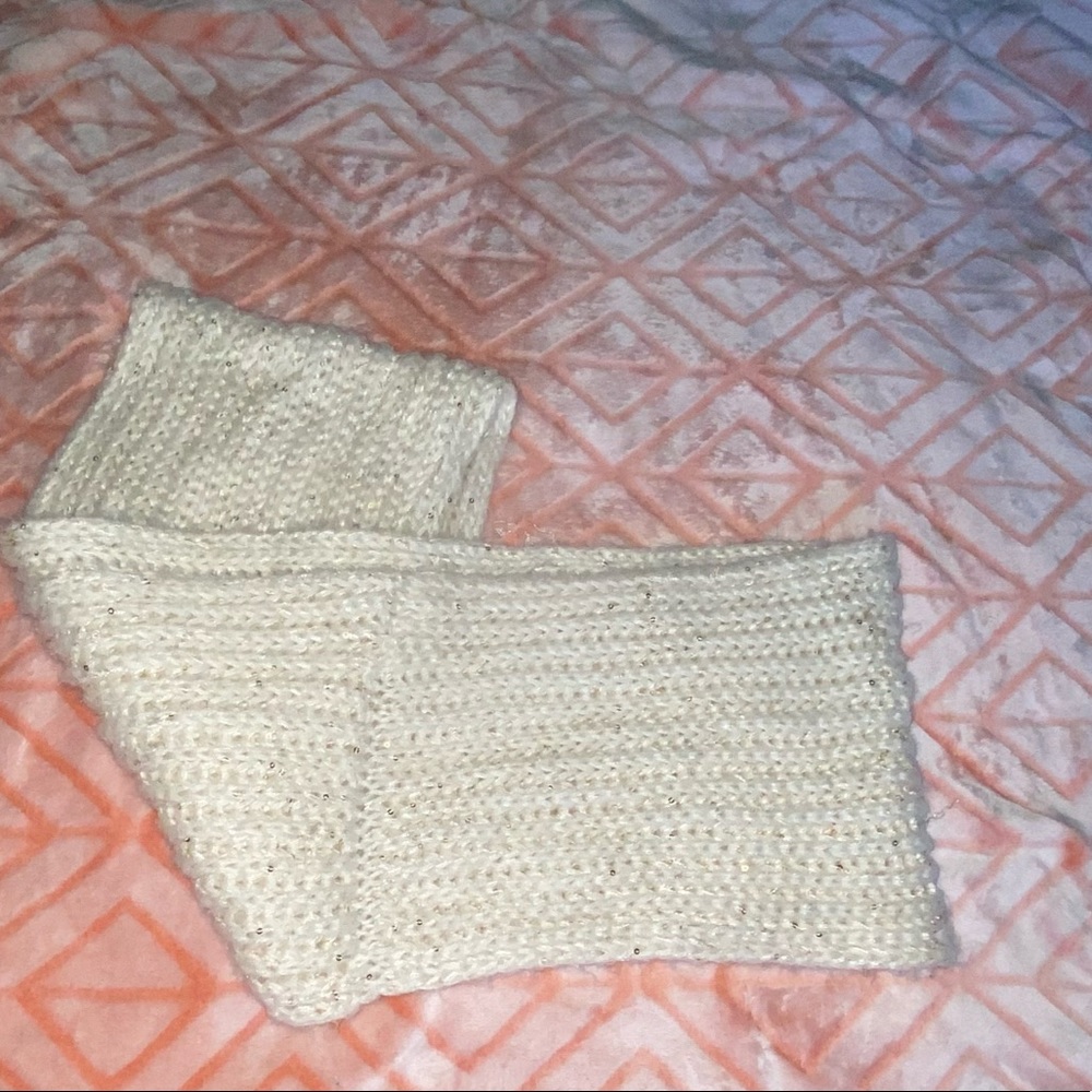 Scarf 🧣 - Picture 2 of 3